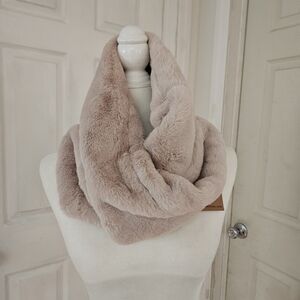 Elegant Faux Fur Infinity Scarf - Soft Pink